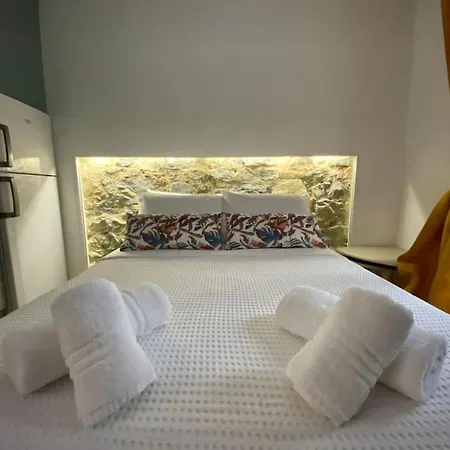 Apartment Crystal Studio-downtown Escape-navarinou Square